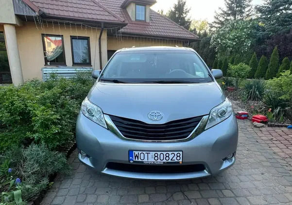 samochody osobowe Toyota Sienna cena 56500 przebieg: 302000, rok produkcji 2014 z Sucha Beskidzka